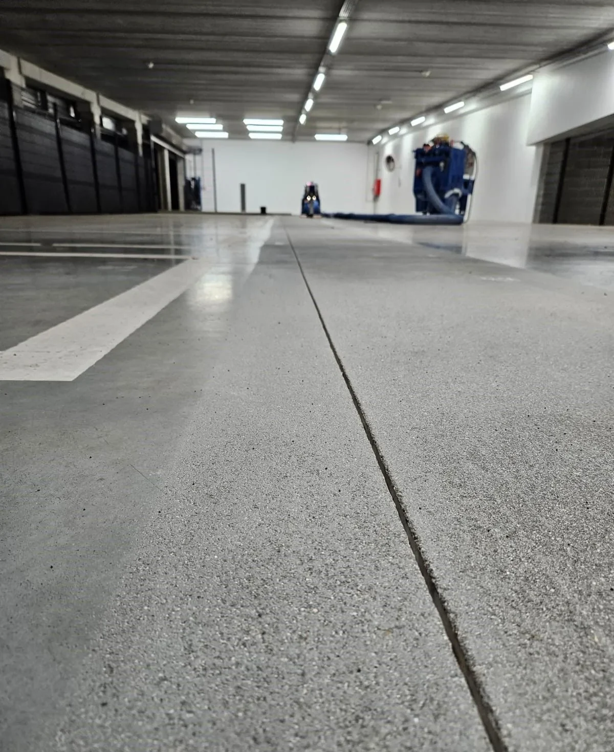 Stofvrij stralen van een betonvloer