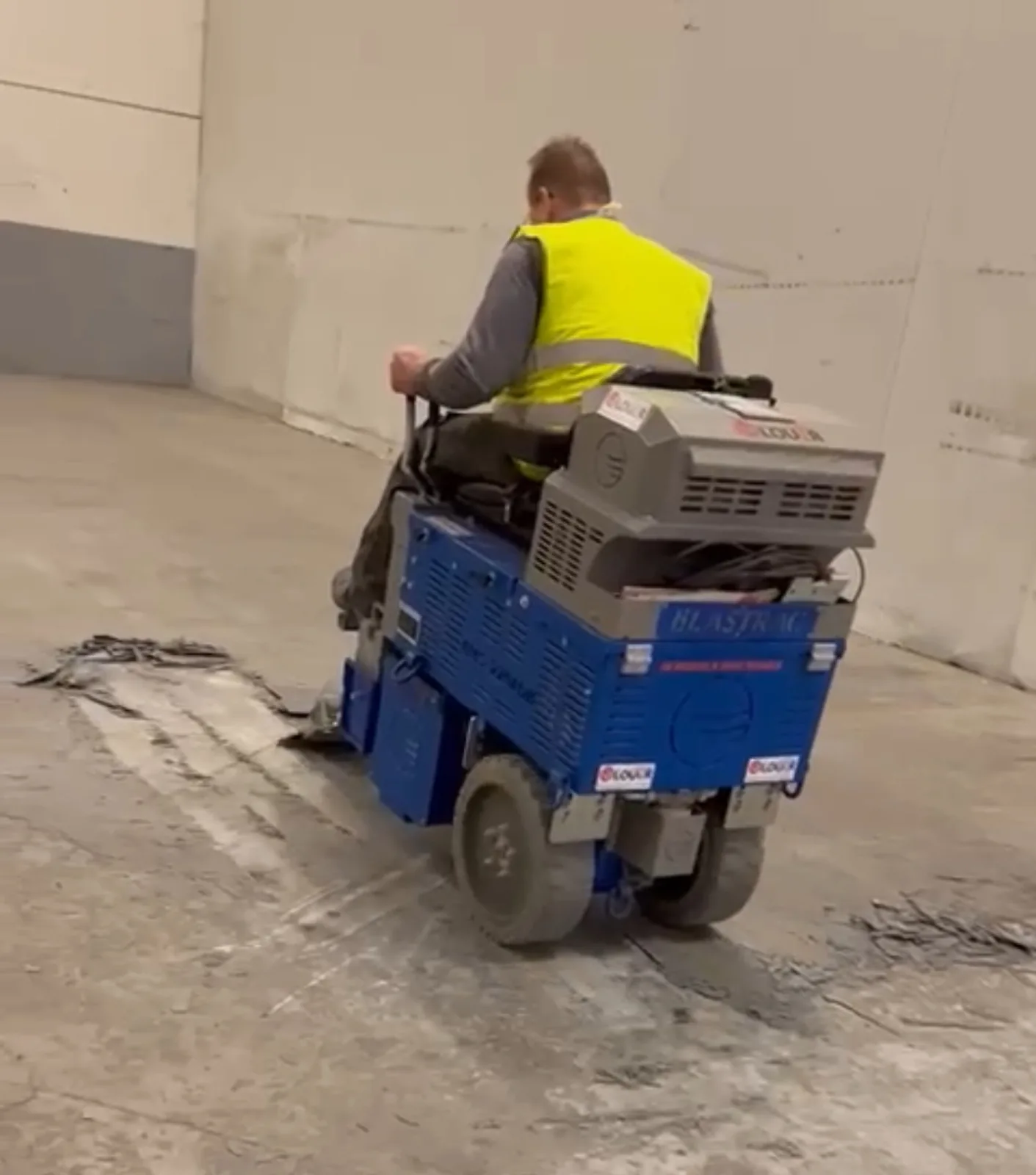 Mechanisch strippen van oude vloerbedekking